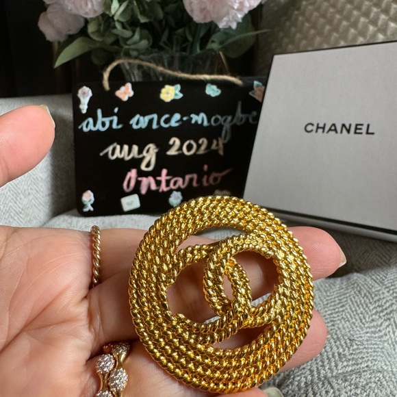 Chanel Vuntage Brooch *PRICE is FIRM* - Picture 11 of 15